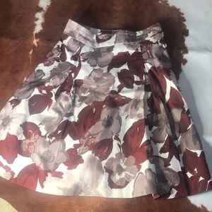 H & M Floral Pleated Skirt! Size 4! Cream/Burgundy/Taupe Floral print